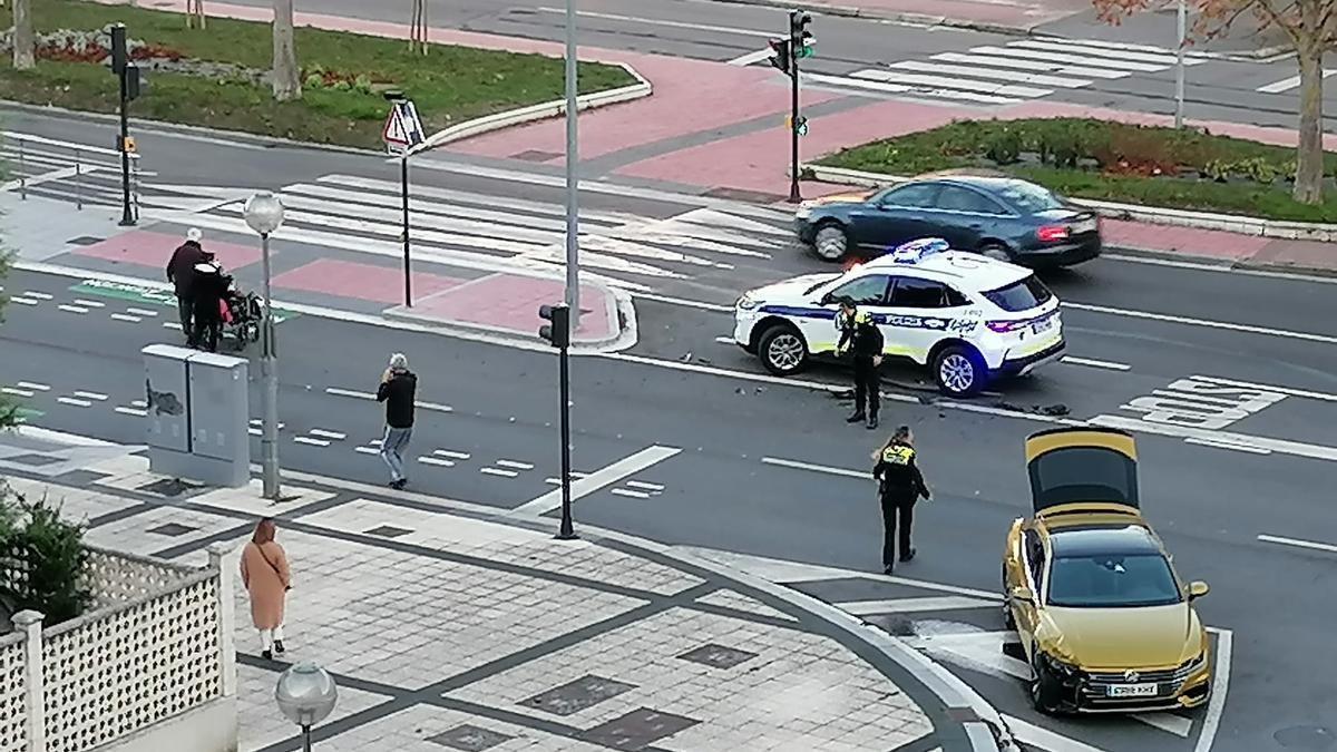 La Policía Local de Vitoria, junto al coche accidentado