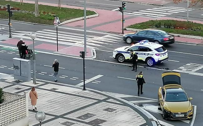 La Polic&iacute;a Local de Vitoria, junto al coche accidentado