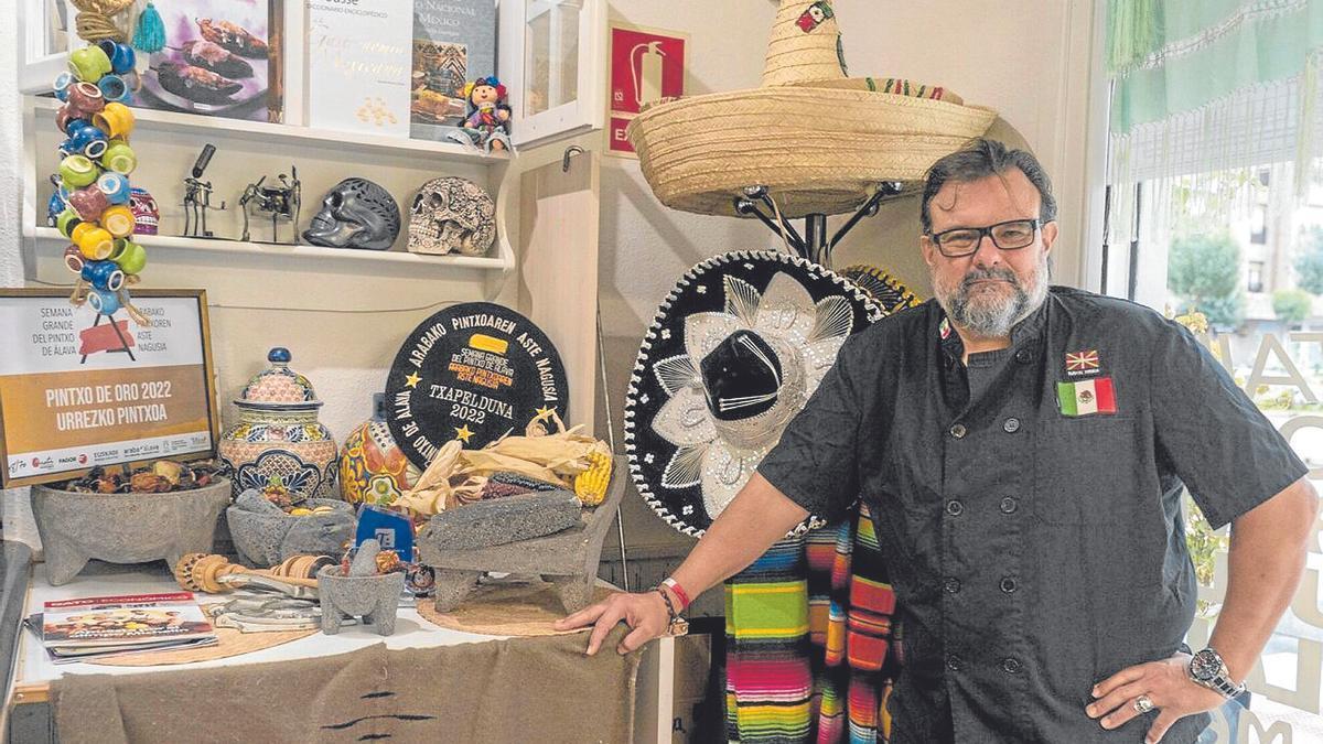 El cocinero Alberto Solana en su restaurante gasteiztarra El Mexicano y Mucho Más.