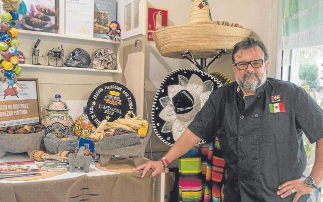 El cocinero Alberto Solana en su restaurante gasteiztarra El Mexicano y Mucho Más.