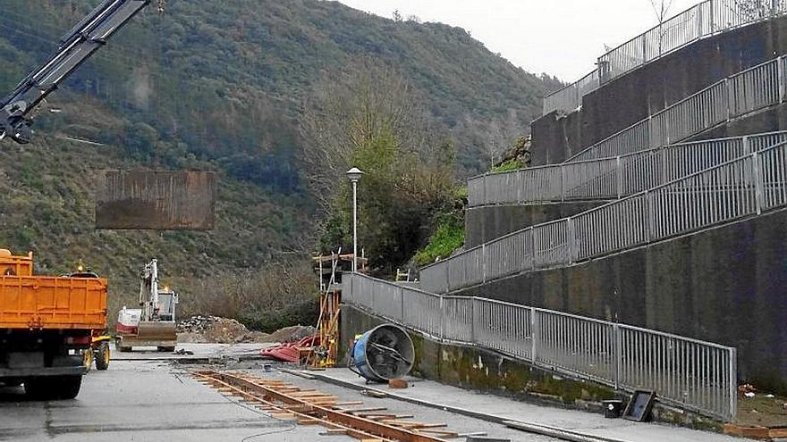 Imagen de las obras de los ascensores públicos. | FOTO: M.U.