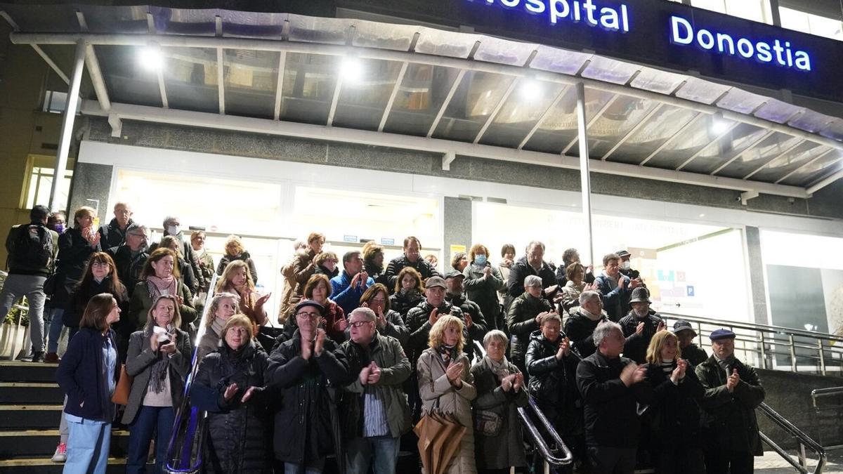 Concentración de ciudadanos ante el Hospital Donostia