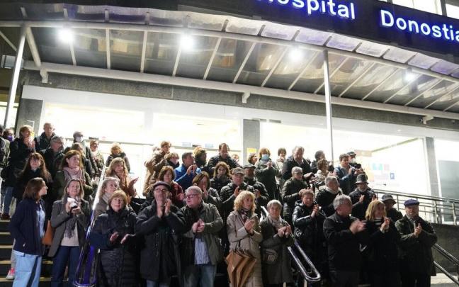 Concentración de ciudadanos ante el Hospital Donostia