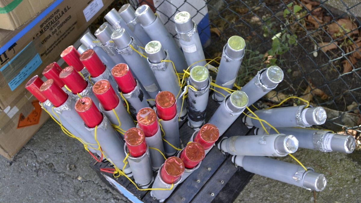 Varias carcasas de fuegos artificiales, durante su montaje.