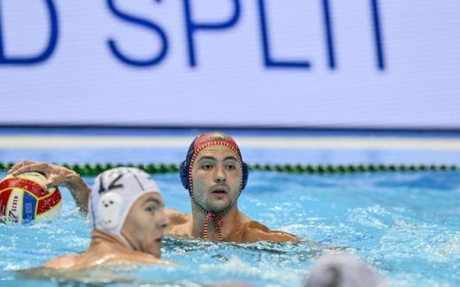 El navarro Alberto Munárriz, con el balón en el partido ante Rumanía este lunes