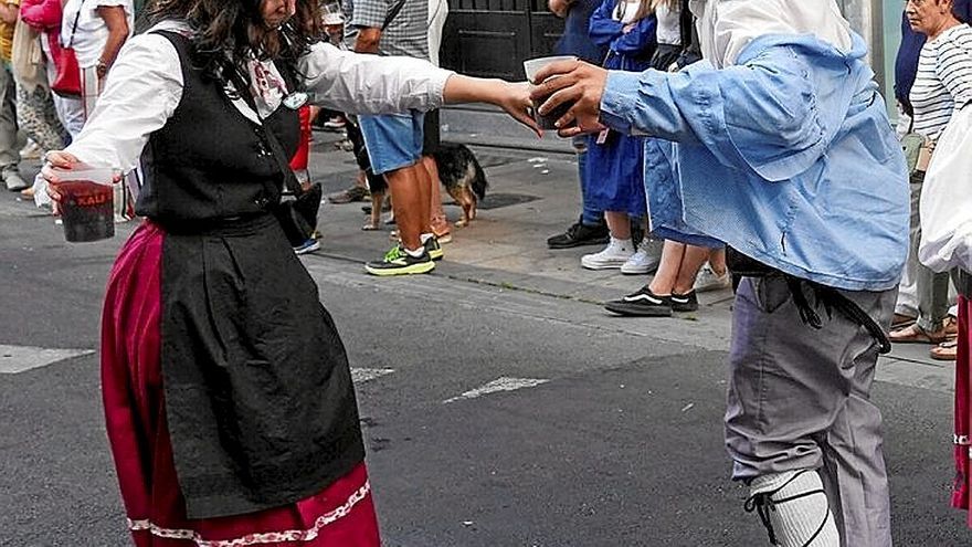 Una neska y un blusa el Día de Santiago. | FOTO: J. MUÑOZ