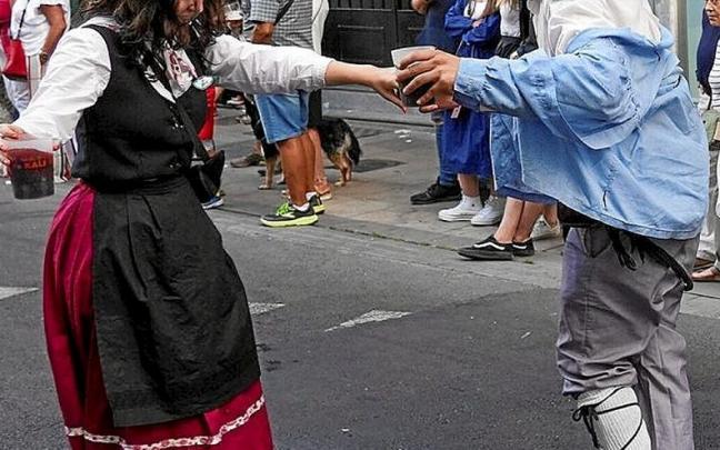 Una neska y un blusa el Día de Santiago. | FOTO: J. MUÑOZ
