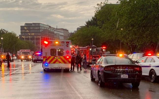 Cuatro heridos en estado crítico al caer un rayo a 10 metros de la Casa Blanca Cuatro heridos en estado crítico al caer un rayo a 10 metros de la Casa Blanca