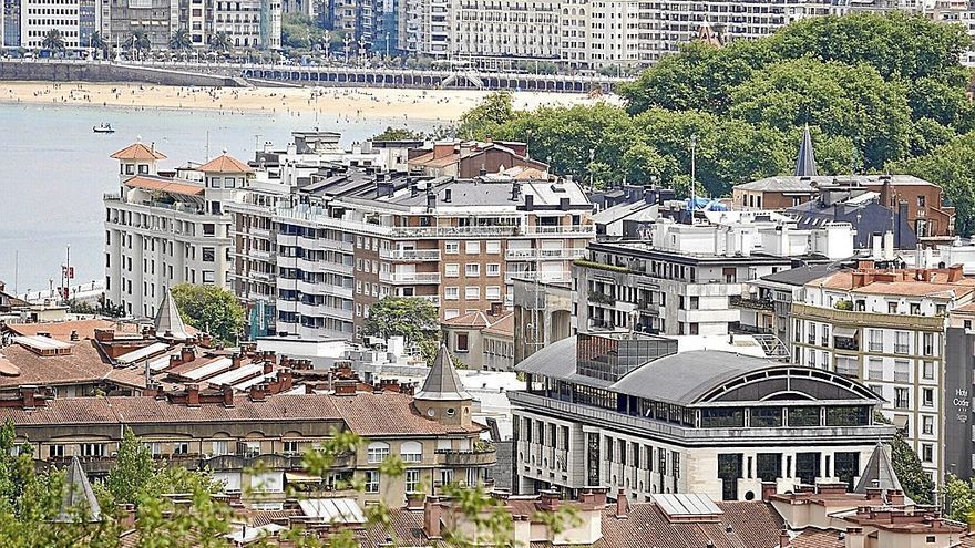 En primer plano, viviendas de la zona de Ondarreta y el barrio de El Antiguo.