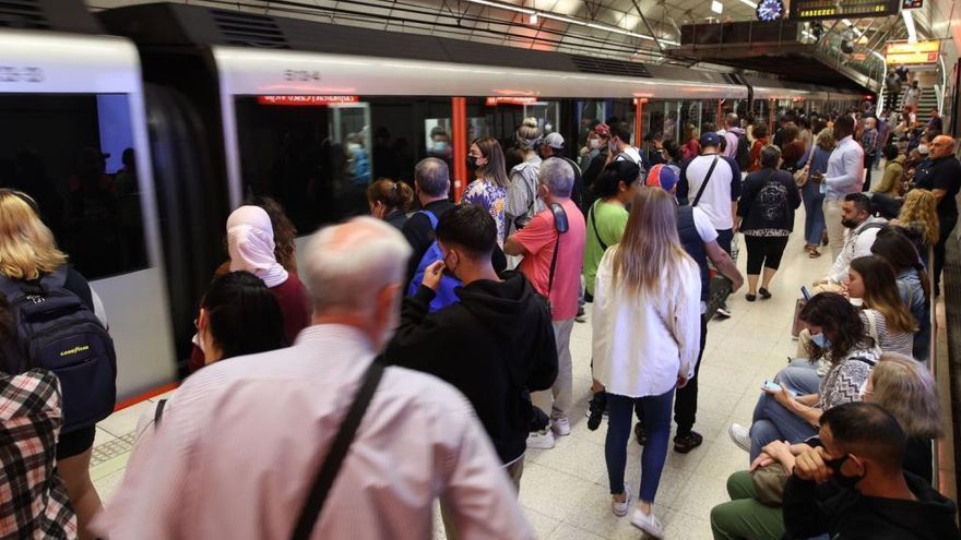 Imagen de una parada de metro abarrotada durante los paros