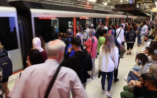 Imagen de una parada de metro abarrotada durante los paros
