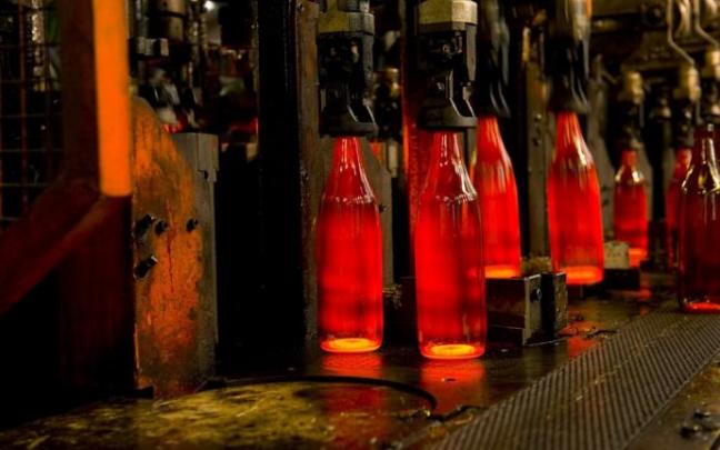Botellas de vidrio recién moldeadas en Vidrala