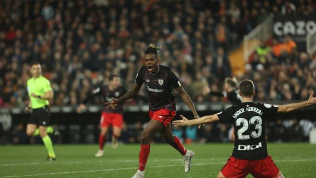 Nico Williams celebra con Ander Herrera el gol en Mestalla Nico Williams celebra con Ander Herrera el gol en Mestalla