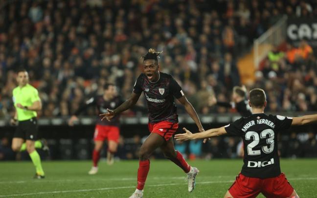 Nico Williams celebra con Ander Herrera el gol en Mestalla Nico Williams celebra con Ander Herrera el gol en Mestalla