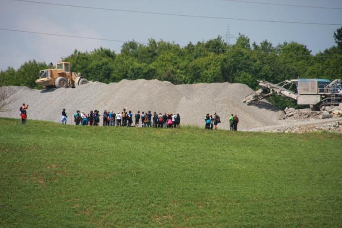 Montaña de piedras extraídas de la cantera de Belartza y depositadas en la zona natural junto al bosque de Errekatxulo en 2016.