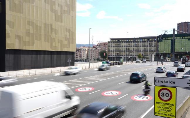 Tras reducir la velocidad a 30 kilómetros por hora, la próxima medida que afectará al tráfico será la puesta en marcha de estas zonas de bajas emisiones. Tras reducir la velocidad a 30 kilómetros por hora, la próxima medida que afectará al tráfico será la puesta en marcha de estas zonas de bajas emisiones.