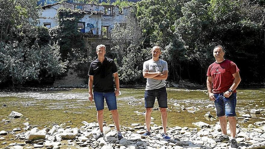 Ismael Cuadrado, Peio Amatriain, Imanol Retegi, delante de la casa.