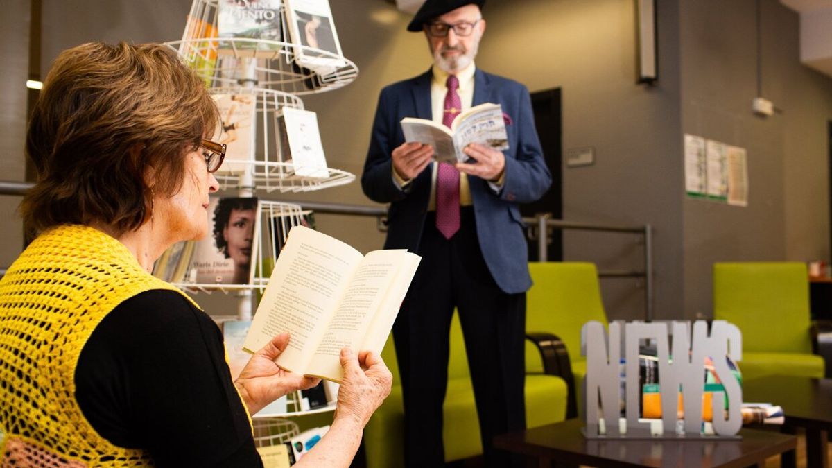 Dos personas usuarias participan en un taller de lectura