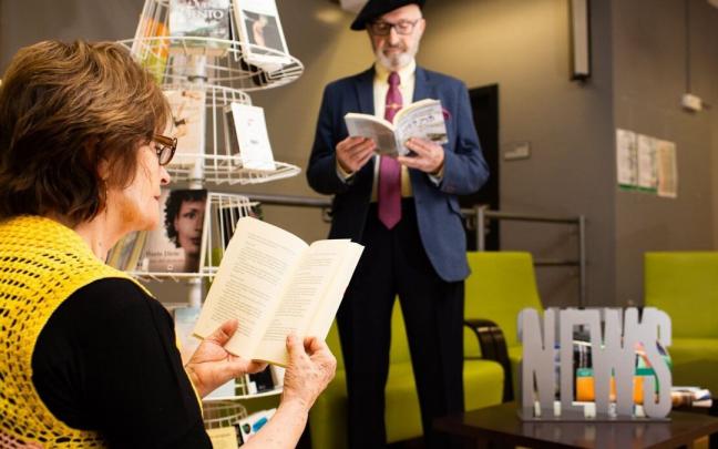 Dos personas usuarias participan en un taller de lectura