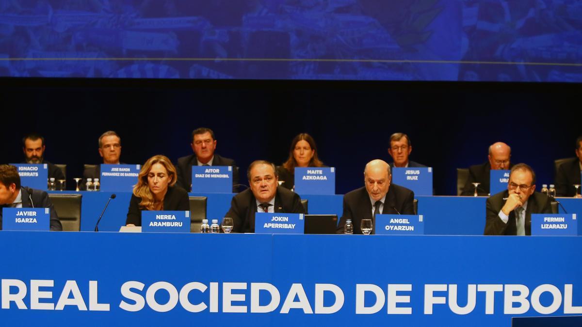 Los consejeros, con Jokin Aperribay en el centro, en la Junta de Accionistas de la Real Sociedad celebrada en el Kursaal.