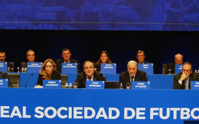 Los consejeros, con Jokin Aperribay en el centro, en la Junta de Accionistas de la Real Sociedad celebrada en el Kursaal.
