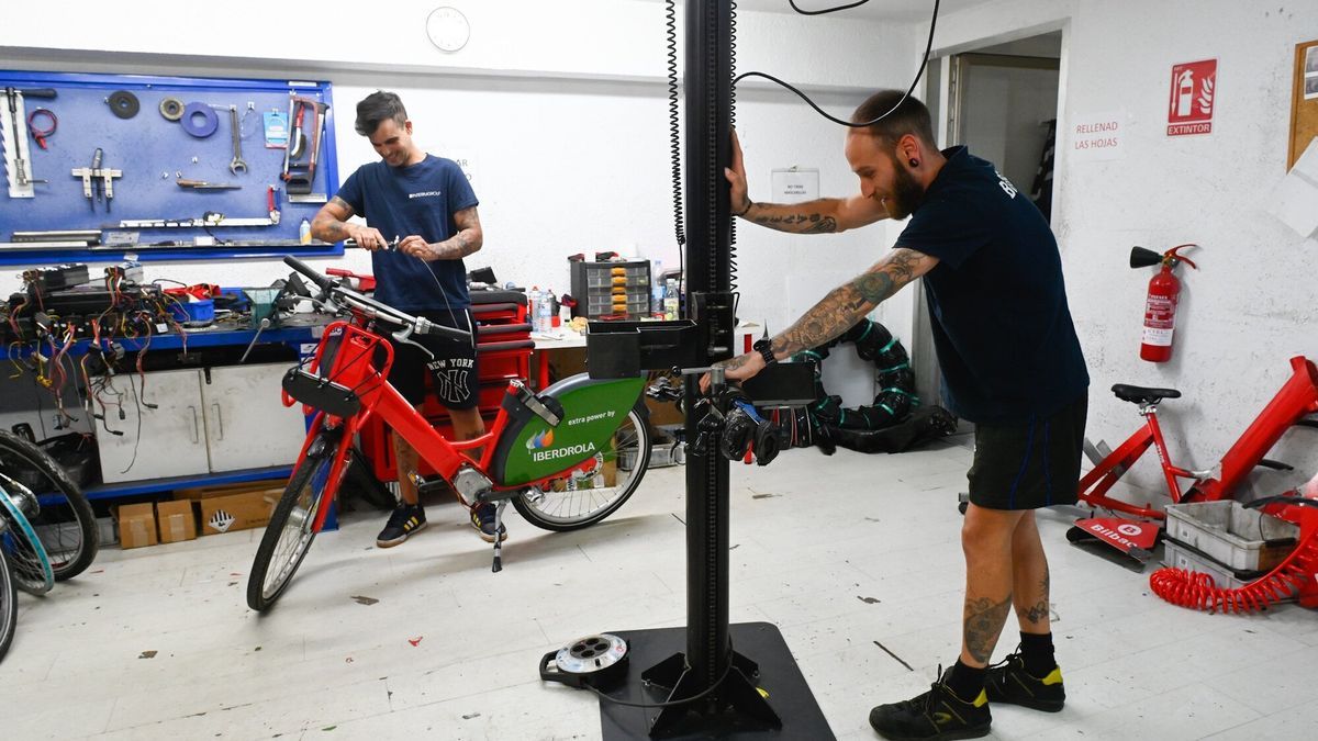 Catorce mecánicos en dos turnos reparan hasta 70 bicicletas al día en el taller.