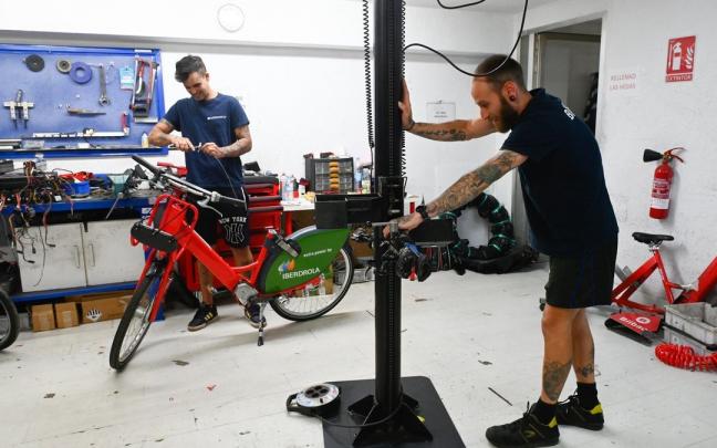 Catorce mecánicos en dos turnos reparan hasta 70 bicicletas al día en el taller.