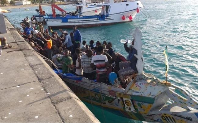 Llegada de un cayuco a Canarias. Llegada de un cayuco a Canarias.