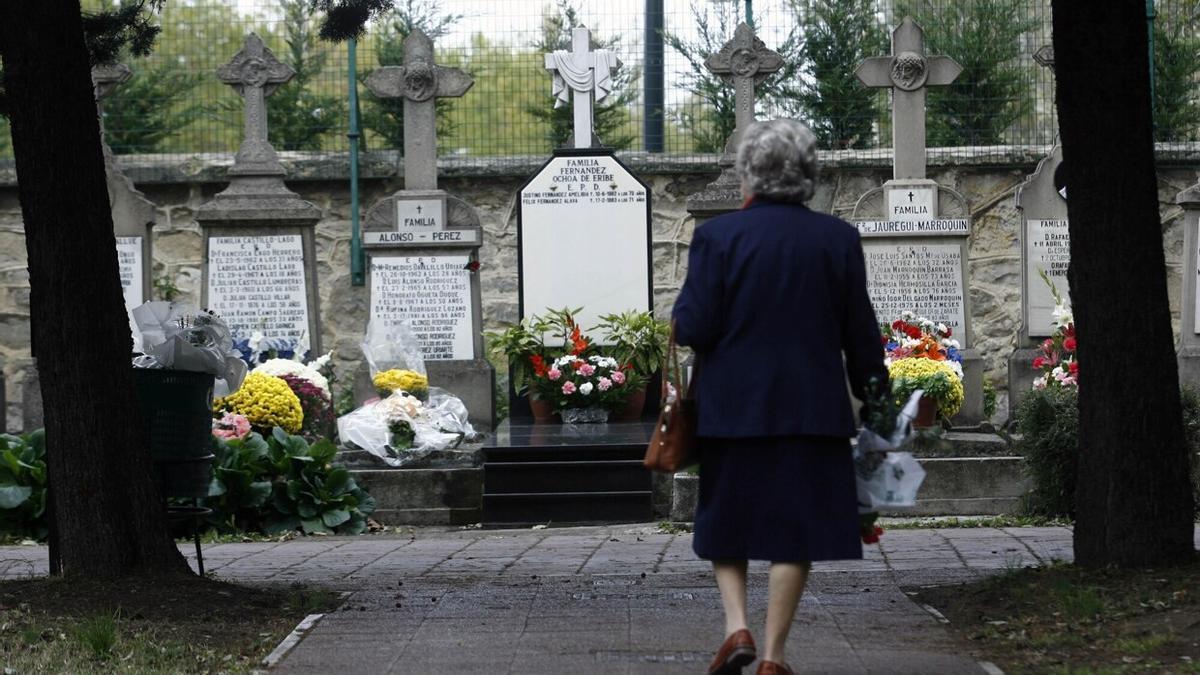 Interior de un cementerio de Vitoria.