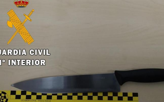 Imagen del cuchillo que el arrestado utiliz&oacute; para herir a su hermano en Bera.