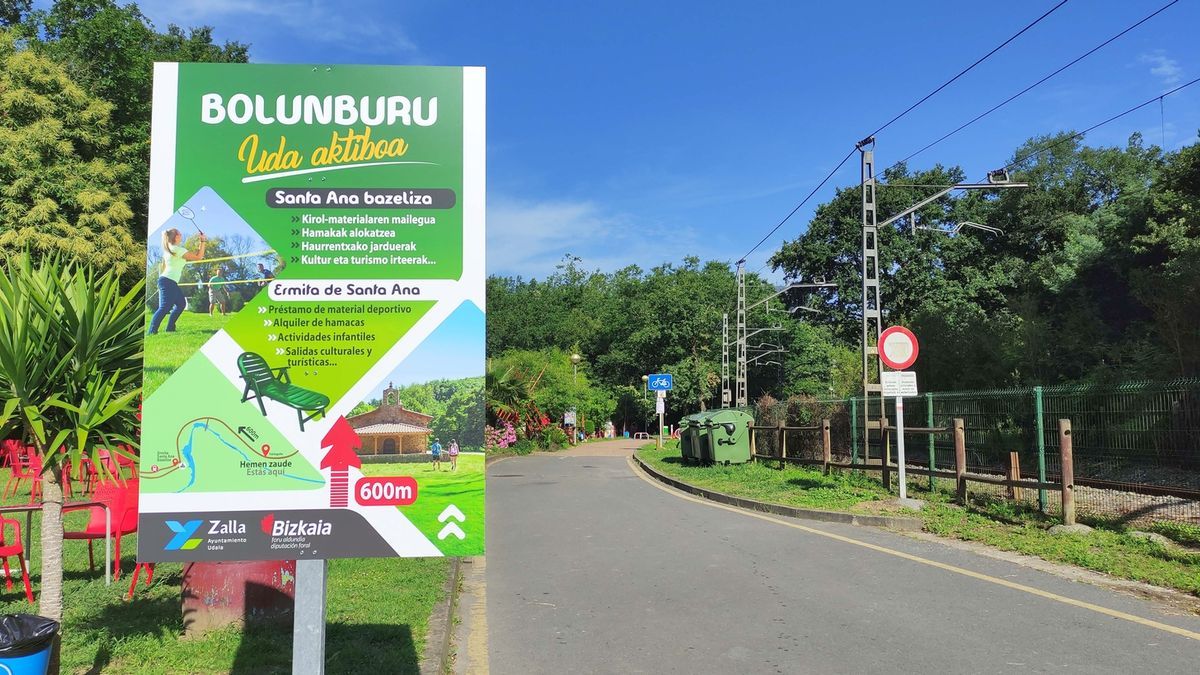 Un cartel dirige hacia la ermita de Santa Ana.