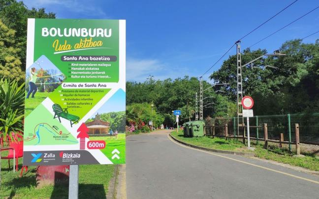Un cartel dirige hacia la ermita de Santa Ana.