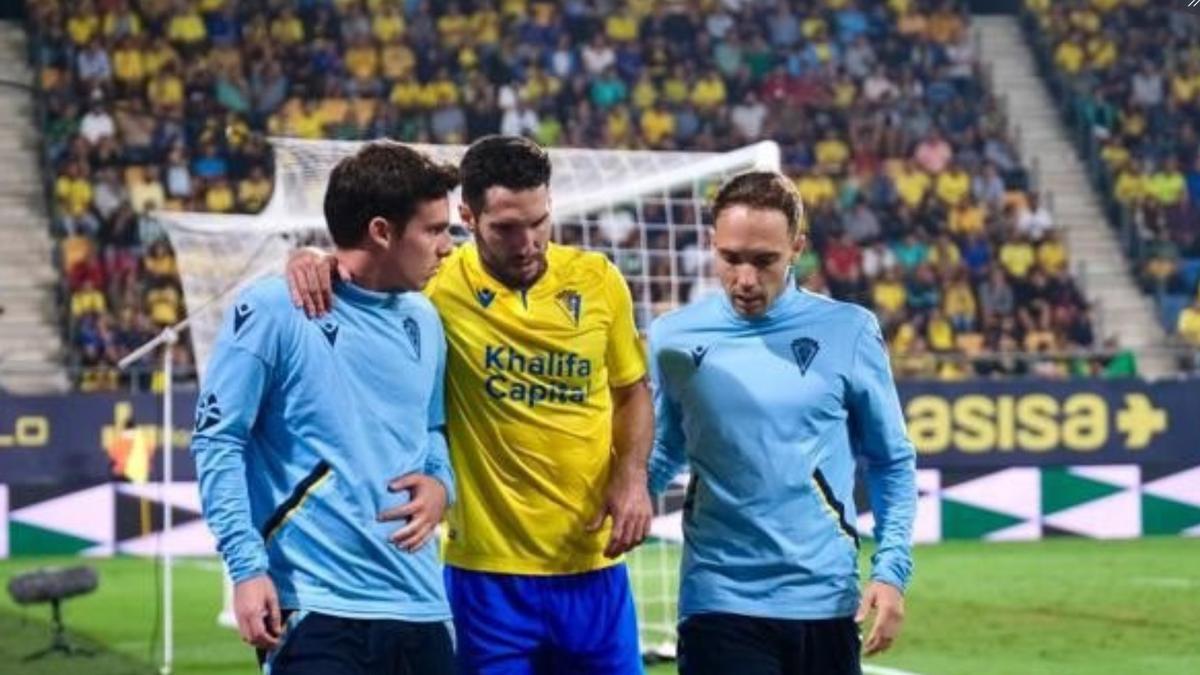 Joseba Zaldua abandona el terreno de juego lesionado en el partido de este miércoles frente al Betis