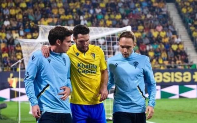 Joseba Zaldua abandona el terreno de juego lesionado en el partido de este miércoles frente al Betis