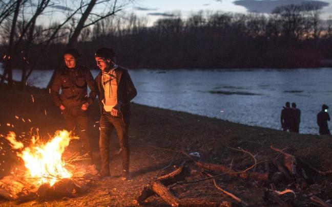 Personas espera en un islote junto al río Evros. Personas espera en un islote junto al río Evros.