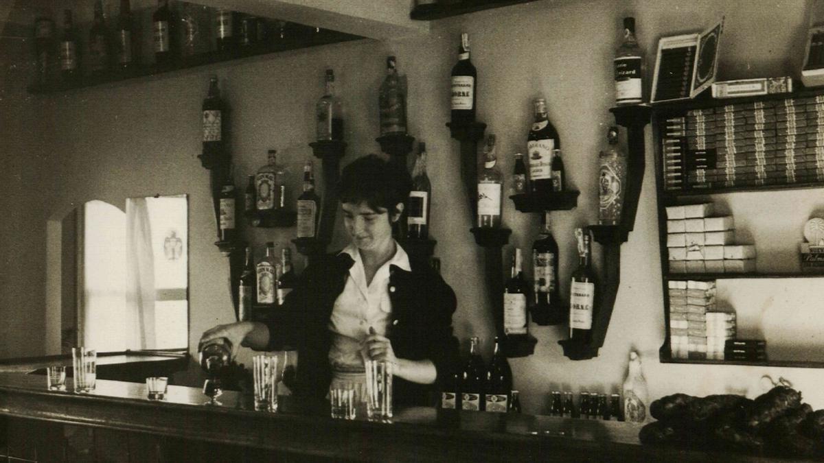 Rosa Mari Arenaza sirve en su bar.