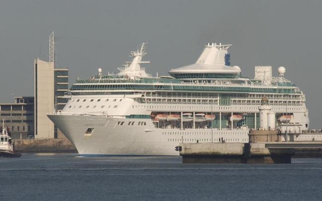 El crucero Leyend of the sea en la terminal de cruceros del puerto de Bilbao en Getxo