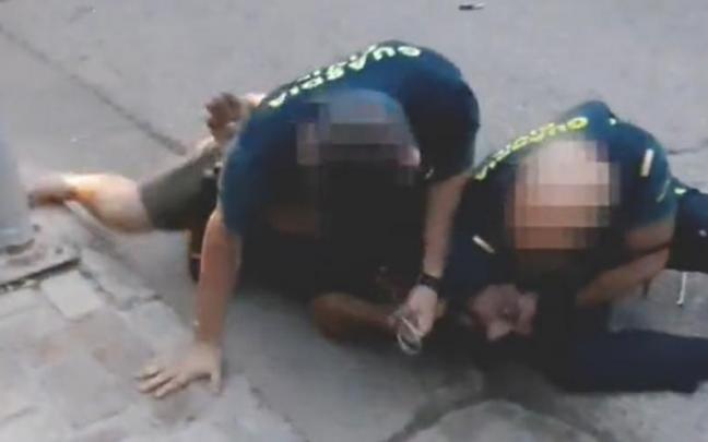 Momento en el que los guardia civiles reducen al hombre fallecido. Momento en el que los guardia civiles reducen al hombre fallecido.