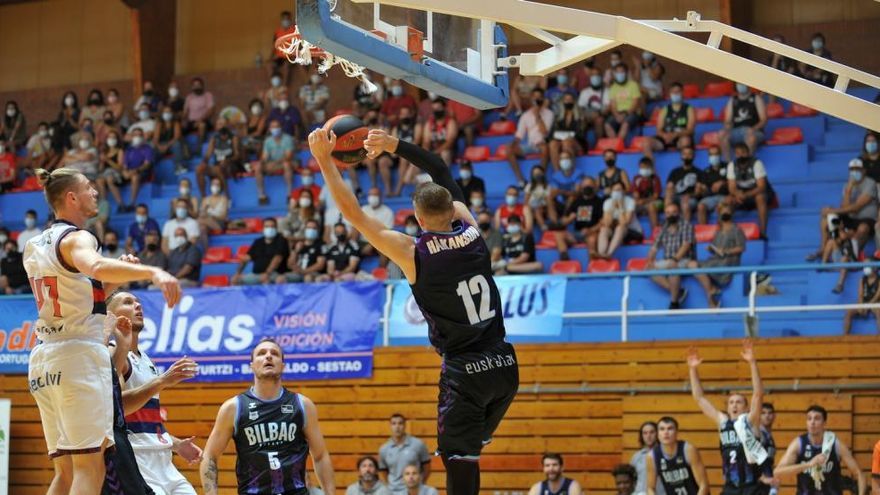 Ludde Hakanson acaba una jugada en mate durante la final del año pasado de la Euskal Kopa de septiembre en Santurtzi.