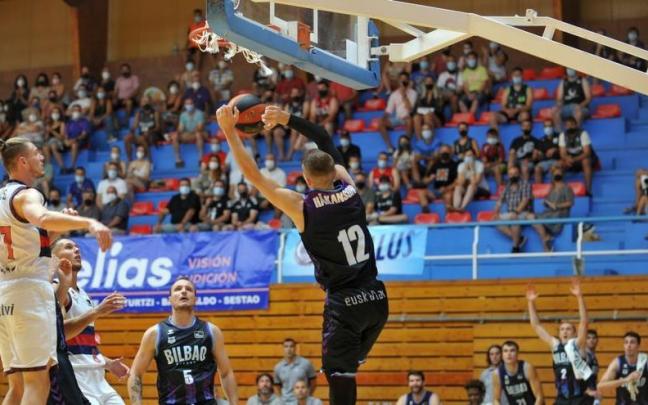 Ludde Hakanson acaba una jugada en mate durante la final del a&ntilde;o pasado de la Euskal Kopa de septiembre en Santurtzi.