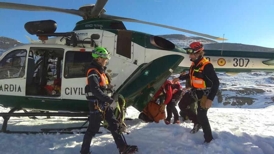 Traslado en helicóptero del montañero accidentado.