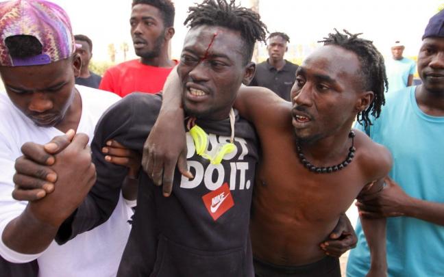 Varios migrantes heridos tras saltar la valla de Melilla el pasado junio. Varios migrantes heridos tras saltar la valla de Melilla el pasado junio.