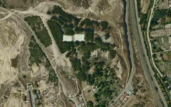 Vista de los dep&oacute;sitos de agua de la Virgen de la Cabeza en Tudela.