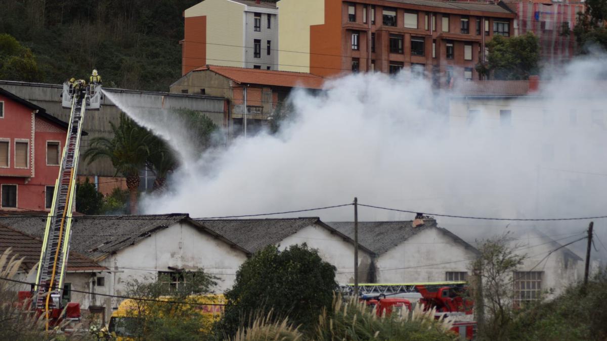 Los bomberos sofocan un incendio en Burtzena