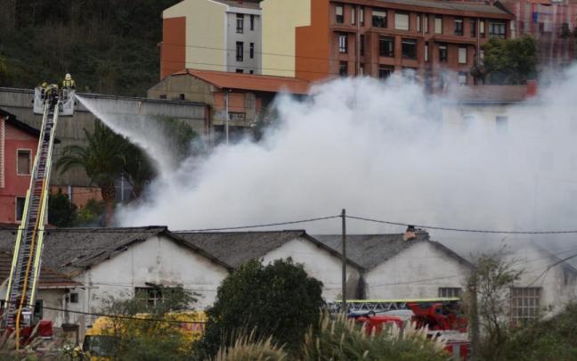 Los bomberos sofocan un incendio en Burtzena