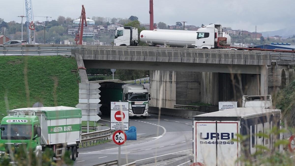 Varios camiones circulan por la red viaria de Bizkaia