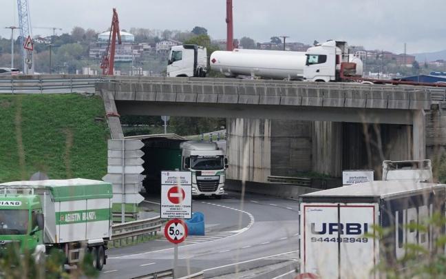 Varios camiones circulan por la red viaria de Bizkaia Varios camiones circulan por la red viaria de Bizkaia