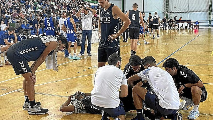 Andrew Goudelock se duele en el suelo tras lesionarse en su rodilla izquierda.