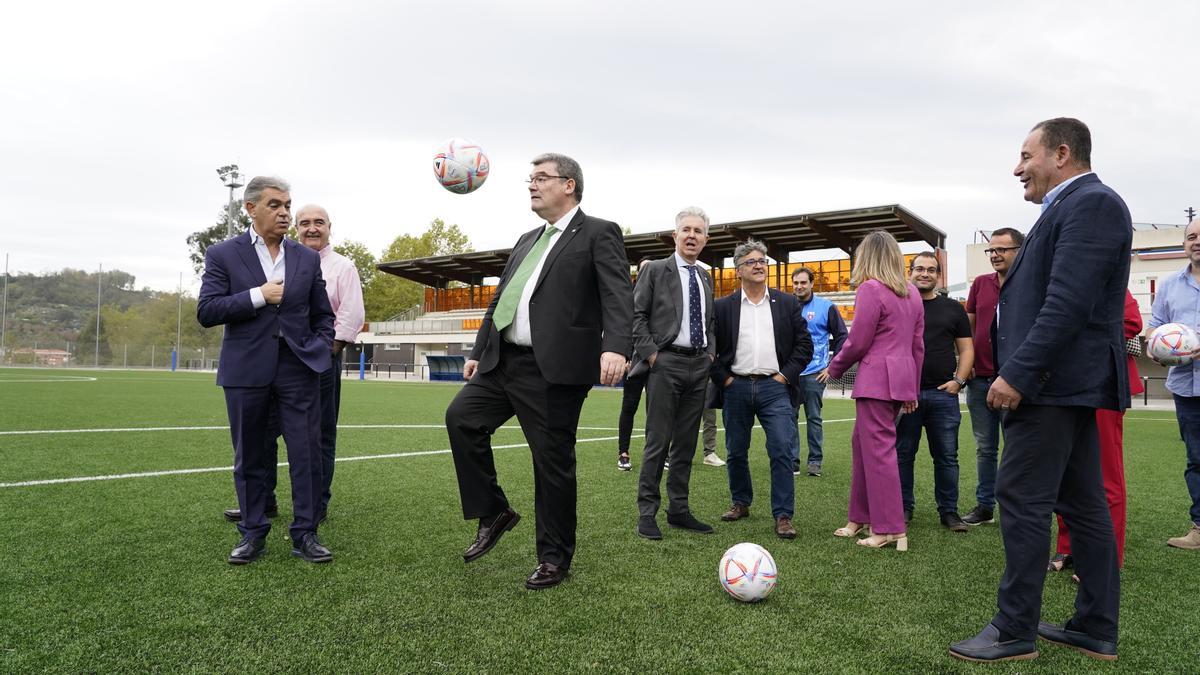 El alcalde Aburto demostrando su pericia con el balón.