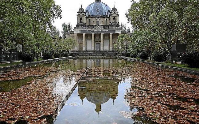 Estampa otoñal en la Plaza de la Libertad, con el agua cubierta de hojas.